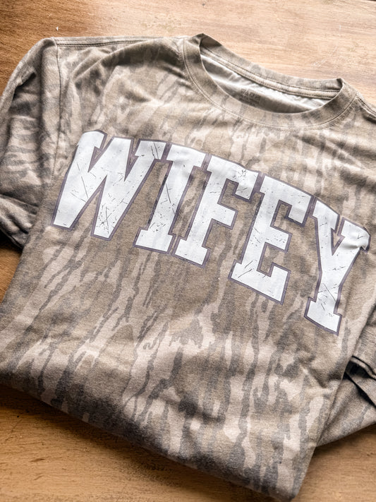 The wifey bottomland tee